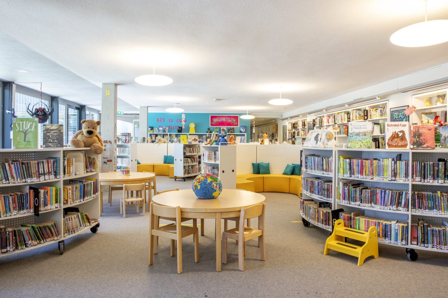 Primary school library with more than 14,000 references 